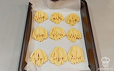 Прокручиваем тесто через мясорубку, формируем "осьминожек". Ставим в духовку на 15-20 минут при 180 градусах. 
 