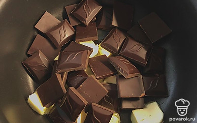 Духовку разогрейте до 170 градусов. Растопите шоколад и сливочное масло на умеренном огне до однородной консистенции. Дайте массе немного остыть.