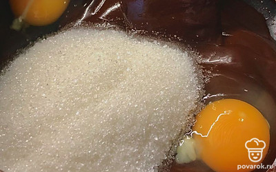 Добавьте яйца и сахар, перемешайте массу венчиком или миксером до однородного состояния.