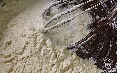 Добавьте просеянную муку и разрыхлитель теста, перемешайте до однородного состояния.