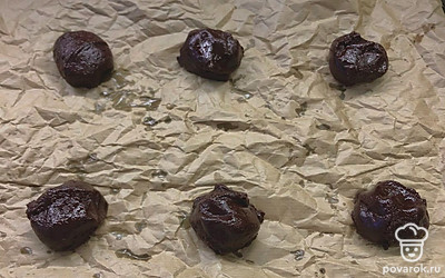 На противень расстелите пергамент, столовой ложкой выложите тесто, формируя будущее печенье. Отправьте печенье в духовку на 12 минут. Приятного аппетита!