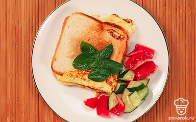 Перед подачей сэндвича с омлетом украсьте блюдо свежими овощами.