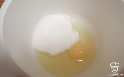 В миске соединяем яйцо и сахар. 