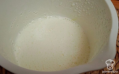 Взбиваем миксером до пышной пены. 