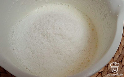 В яичную массу добавляем кокосовую стружку. Хорошо перемешиваем. 