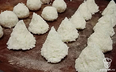 Формируем печенье, выкладываем на противень и выпекаем в хорошо разогретой духовке 20-25 минут на медленном огне. 
