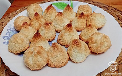 Готовое печенье оставляем на противене до тех пор, пока оно не остынет. Затем перекладываем на тарелку. 