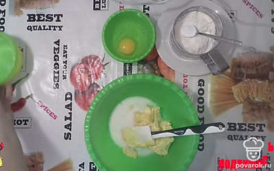 Перетереть масло с сахаром.