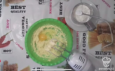 Добавить яйцо.