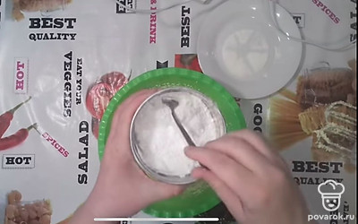 Просеять муку с разрыхлителем. Добавить соль.