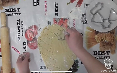 Раскатать тесто высотой в 5-7 мм и вырезать формочками.