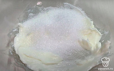 Добавьте к маслу 4 столовые ложки сахара и 1/2 чайной ложки соли. Перемешивайте, пока частицы соли и сахара не станут меньше.