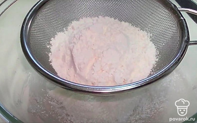 Просейте один стакан пшеничной муки.