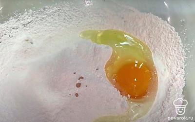 Добавьте два желтка и один белок. Перемешивайте до однородной смеси.