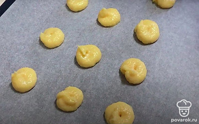 С помощью кондитерского мешка или чайной ложки выложите тесто (диаметром 3 см) на бумагу для выпечки.