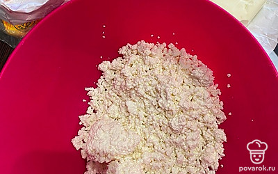 Тщательно смешать в миске все ингредиенты.