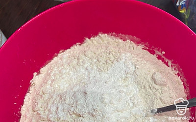 Добавить ванилин и разрыхлитель, вымесить до однородности, при необходимости добавить муку (зависит от того, какой у вас творог).