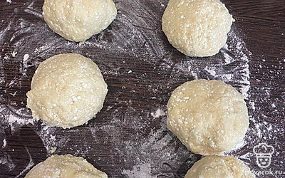 Разделить тесто на 8 шариков.