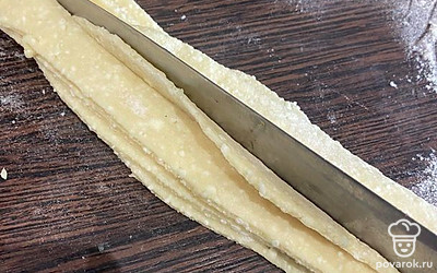 Обратной стороной ножа разделить полоски на две части, как на фото.