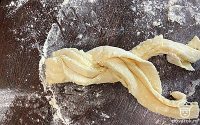 Переплести их между собой, с концов защипнуть.