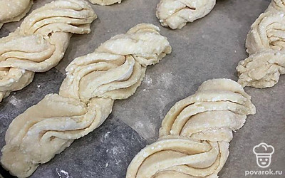Выложить на пергамент, смазанный растительным маслом, поставить в разогретую до 180 градусов духовку.