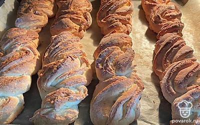 Выпекать примерно 45 минут до румяного цвета.