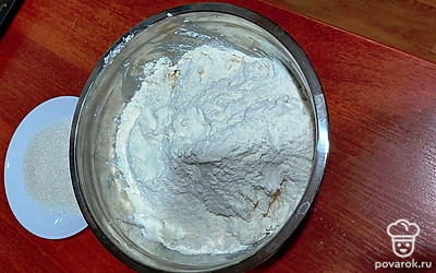 Маргарин натереть на терке. Смешать творог, маргарин, муку, разрыхлитель и соль.