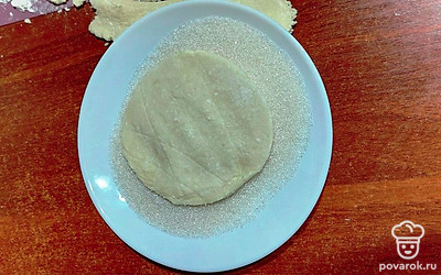 Кружок теста обмакнуть в сахар одной стороной.