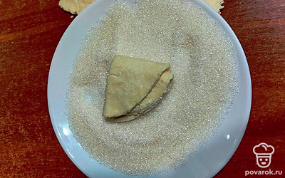 И еще раз сложить сахаром внутрь, обмакнуть с одной стороны.