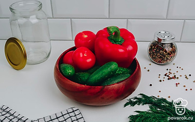 Проверьте все необходимые ингредиенты и рабочую поверхность. Овощи и зелень помойте и просушите бумажным полотенцем.