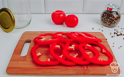 У болгарского перца удалите плодоножку и семяна, затем нарежьте колечками.