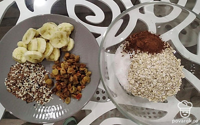 Банан размять вилкой или измельчить блендером.