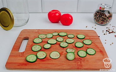 Огурцы нарежьте кружочками.