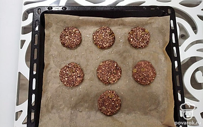 Свормировать печенья, разложить на пергамент и запекать при 180-200 градусах в духовке 15 минут до готовности.