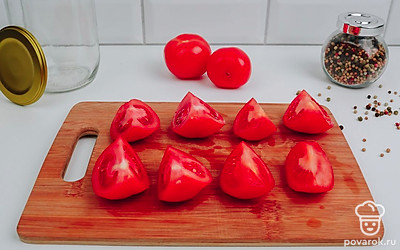 Помидоры нарежьте на четвертинки.