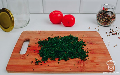 Укроп порубите мелко.