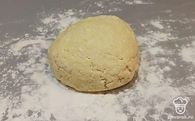 Растопите маргарин, к нему добавьте муку, разрыхлитель и творог. Замесите тесто. 