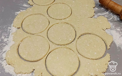 Раскатайте в пласт и нарежьте круги: это будущие печеньки. Можно формочками, я нарезала бокалом.