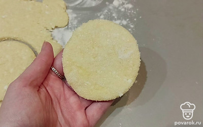 Возьмите 1 кружочек, обмакните одну сторону в сахар.