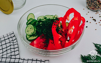 В глубокой миске соедините овощи и зелень, добавьте соль.