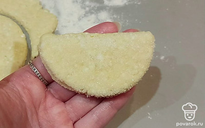 Обмакните одну сторону снова в сахар.