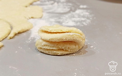 И ещё один раз нужно сложить пополам, как показано на фото. Проделать с каждой печенькой. 