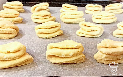 Выложите на пекарскую бумагу и отправьте в духовку на 20-25 минут при 180 градусах.