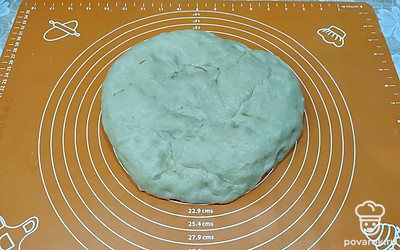 Полученное тесто выложить на коврик для раскатки теста.