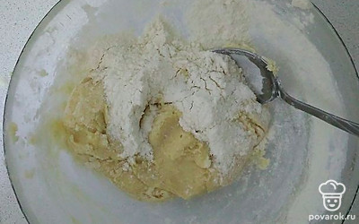 Добавьте разрыхлитель и постепенно введите муку. Замесите тесто.
