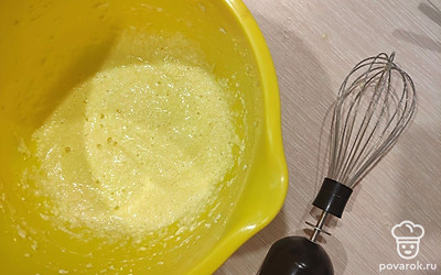 Взбейте яйца с сахаром. Добавьте масло, еще раз взбейте. Сюда же просейте муку с разрыхлителем. Замешайте руками. Если тесто липнет, добавьте еще муки.