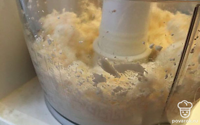 Смешайте творог и размягченное масло.