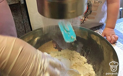 Добавьте частями муку и разрыхлитель.