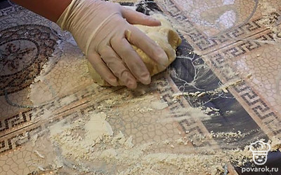 Вымесите тесто.