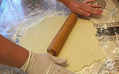 Раскатайте его на посыпанном мукой столе в пласт толщиной не менее 3 мм.